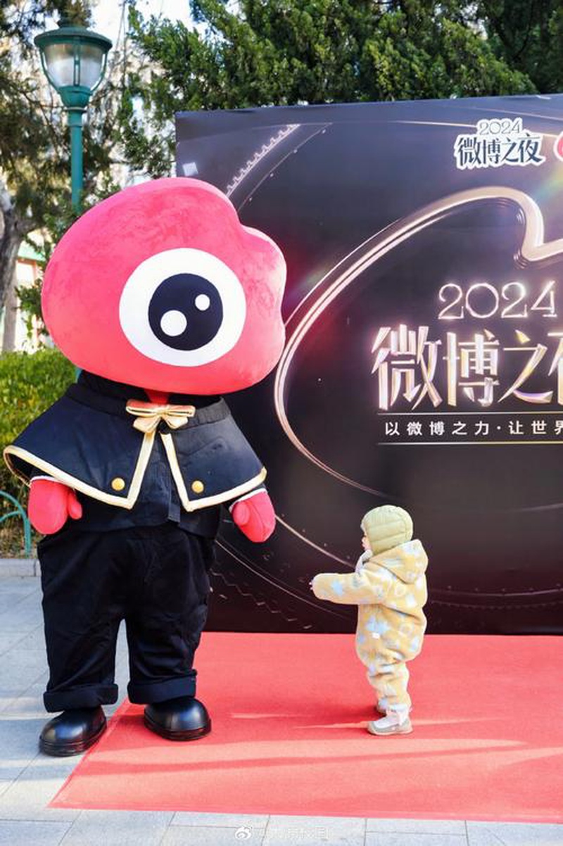 2024微博红毯大翻车：碎布条外卖服全来了